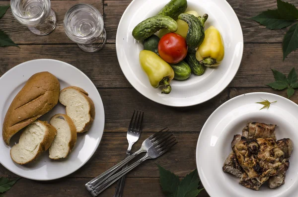 Picknick grill med grönsaker och bröd — Stockfoto