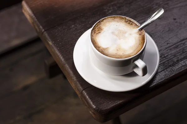 Una taza de capuchino en la naturaleza — Foto de Stock