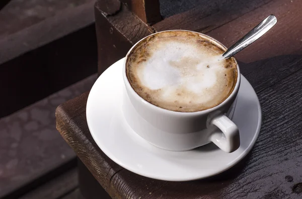 Una taza de capuchino en la naturaleza — Foto de Stock