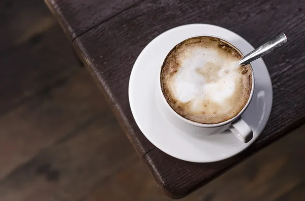 Una taza de capuchino en la naturaleza — Foto de Stock