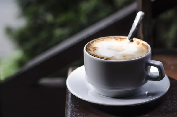 Una taza de capuchino en la naturaleza — Foto de Stock