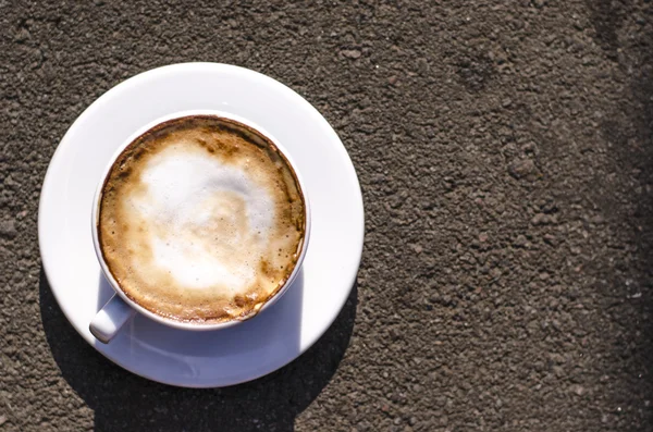 Una taza de capuchino en la naturaleza — Foto de Stock