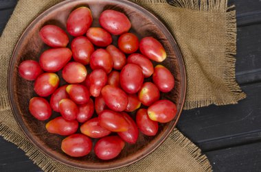 kiraz domates ve kağıt  