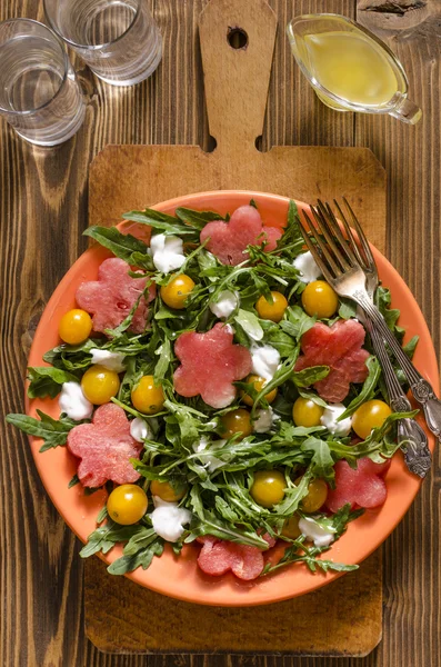 Ensalada de rúcula con tomates cherry queso crema y sandía — Foto de Stock