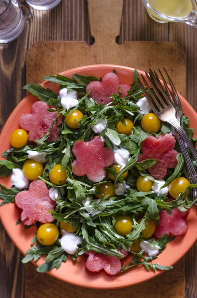 Arugula salad with cherry tomatoes cream cheese and watermelon — Stock Photo, Image