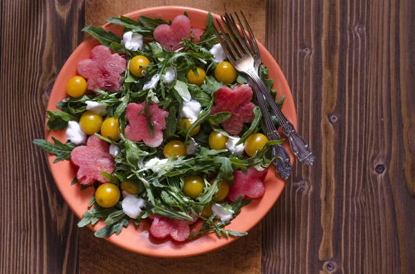 Rucola sallad med körsbärstomater färskost och vattenmelon — Stockfoto