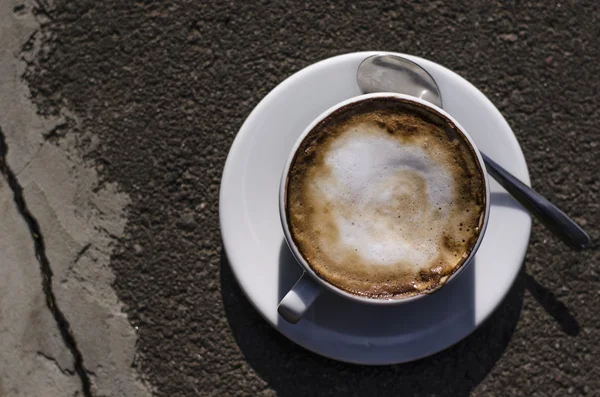 Una taza de café en la naturaleza — Foto de Stock