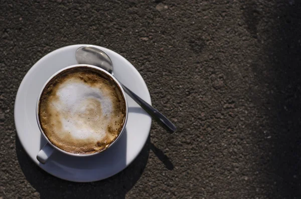 Una taza de café en la naturaleza — Foto de Stock