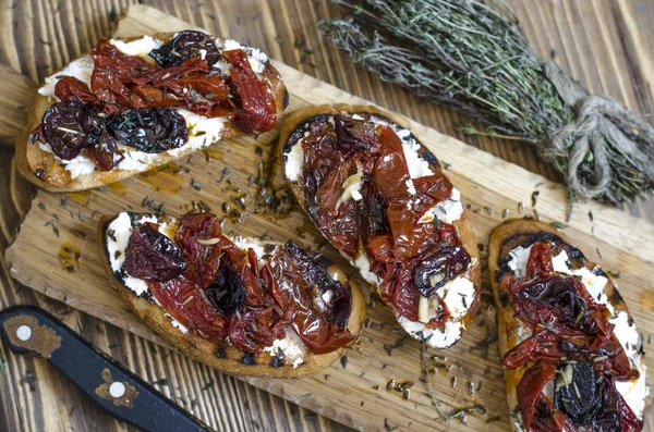 Bruschetta med fetaost och soltorkade plommontomater — Stockfoto