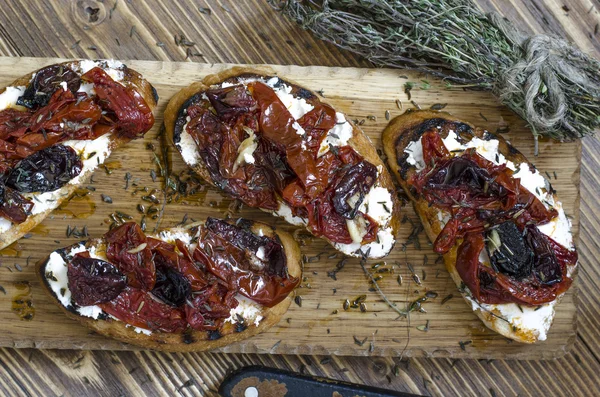 Bruschetta med fetaost och soltorkade plommontomater — Stockfoto