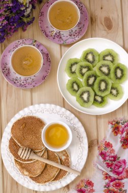 Bal ve bir bardak çay kahve Kahvaltıda krep  