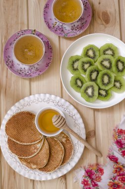 Bal ve bir bardak çay kahve Kahvaltıda krep  