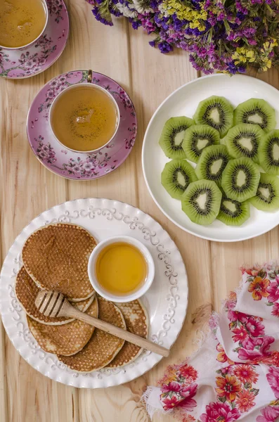 Pfannkuchen mit Honig und einer Tasse Kaffee zum Frühstück — Stockfoto