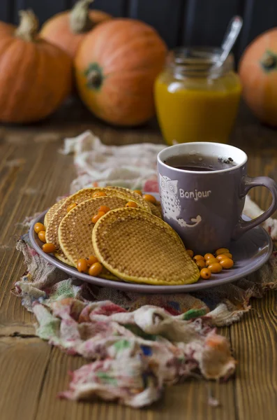 Kürbis-Pfannkuchen mit Sanddornsoße zum Frühstück — Stockfoto