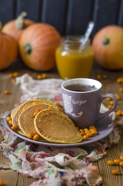 Kürbis-Pfannkuchen mit Sanddornsoße zum Frühstück — Stockfoto