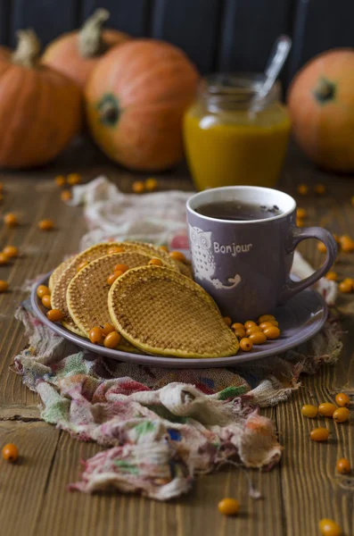 Kürbis-Pfannkuchen mit Sanddornsoße zum Frühstück — Stockfoto