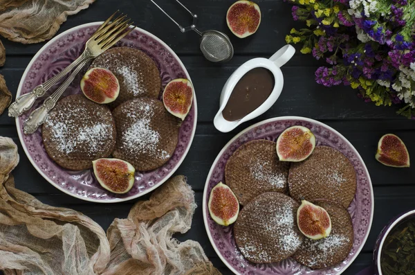 Schokoladenpfannkuchen mit Schokoladensauce und Feigen — Stockfoto