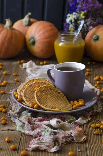 Panqueques de calabaza con salsa de espino cerval de mar para el desayuno —  Fotos de Stock