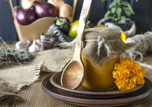 Zelfgemaakte kaviaar van groenten - squash, courgette, tomaten, uien, wortelen, paprika en hete pepers — Stockfoto