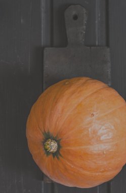 Kara tahta üzerinde kabak  