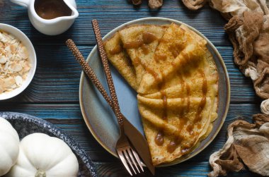 İçinde hurma şurubu ve badem olan balkabağı krepleri.   