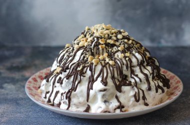 Kirazlı ve kremalı Pinscher çikolatalı pasta.   