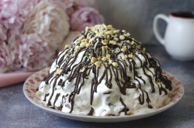 Kirazlı ve kremalı Pinscher çikolatalı pasta.   