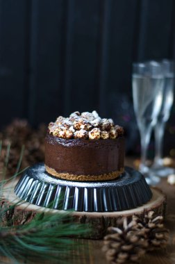 Yeni yıl için patlamış mısırlı çikolatalı kek.  