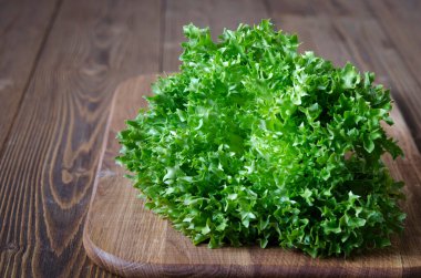 Tahtada bir demet yeşil marul  