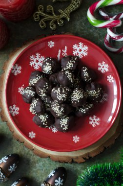 Fındıklı, peynirli ve kuru erikli çikolatalı şekerler.  