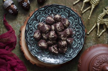 Fındıklı, peynirli ve kuru erikli çikolatalı şekerler.  