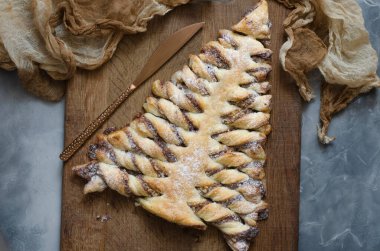 Çikolata ve fındıklı puf böreği Noel ağacı  