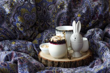 Panna cotta ve yatakta kahvaltı için çay.  