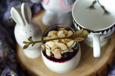 Panna cotta ve yatakta kahvaltı için çay.  