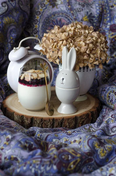 Panna Cotta Und Tee Zum Frühstück Bett — Stockfoto