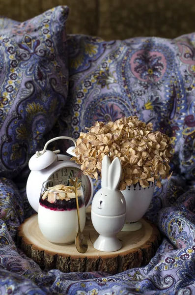 Panna Cotta Und Tee Zum Frühstück Bett — Stockfoto