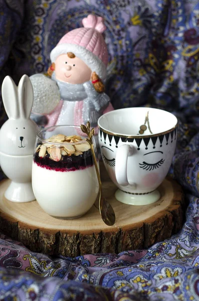 Panna Cotta Und Tee Zum Frühstück Bett — Stockfoto