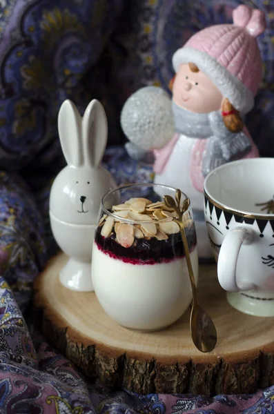 Panna Cotta Und Tee Zum Frühstück Bett — Stockfoto