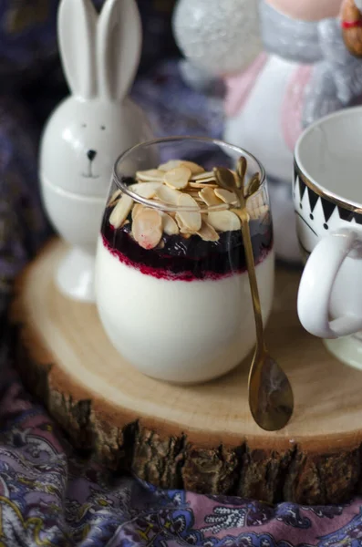 Panna Cotta Und Tee Zum Frühstück Bett — Stockfoto