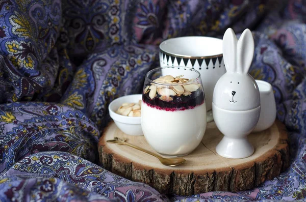 Panna Cotta Und Tee Zum Frühstück Bett lizenzfreie Stockbilder