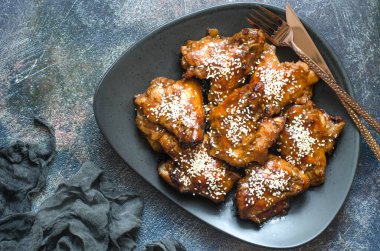 Bal ve soya soslu fırında tavuk kanadı.  