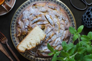 Elmalı turta ve badem yaprağı.    