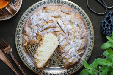 Elmalı turta ve badem yaprağı.    