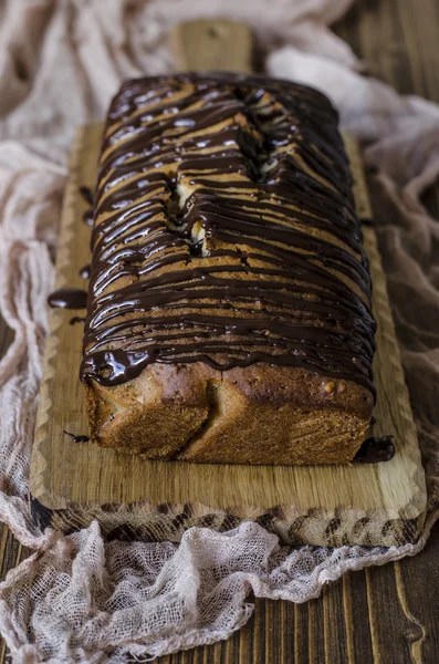 Веганский яблочный пирог с орехами и шоколадом — стоковое фото
