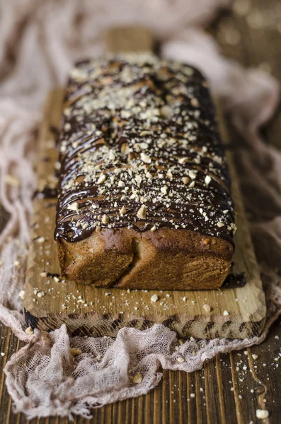 Веганский яблочный пирог с орехами и шоколадом — стоковое фото