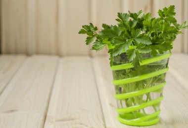 bir demet maydanoz bir cam