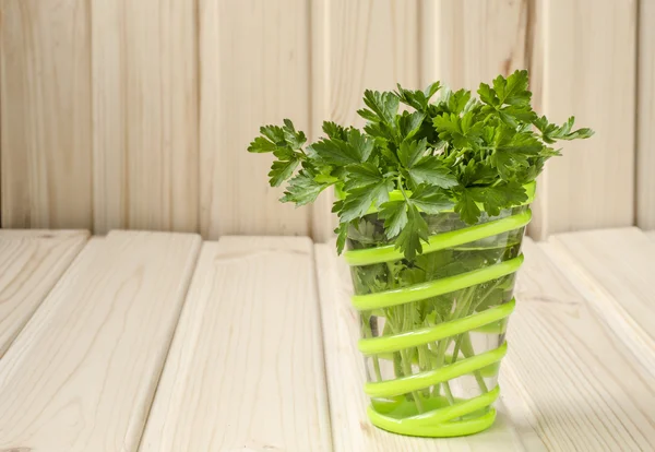 Een bosje peterselie in een glas — Stockfoto