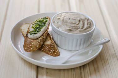 Bruschetta ezme ve yeşil fasulye ile