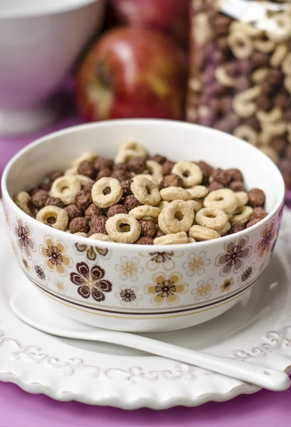 Cereale uscate pentru micul dejun cu inel de lapte — Fotografie, imagine de stoc