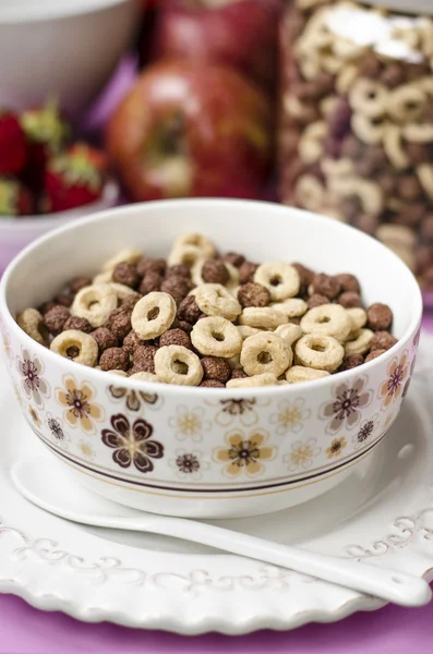 Cereale uscate pentru micul dejun cu inel de lapte — Fotografie, imagine de stoc